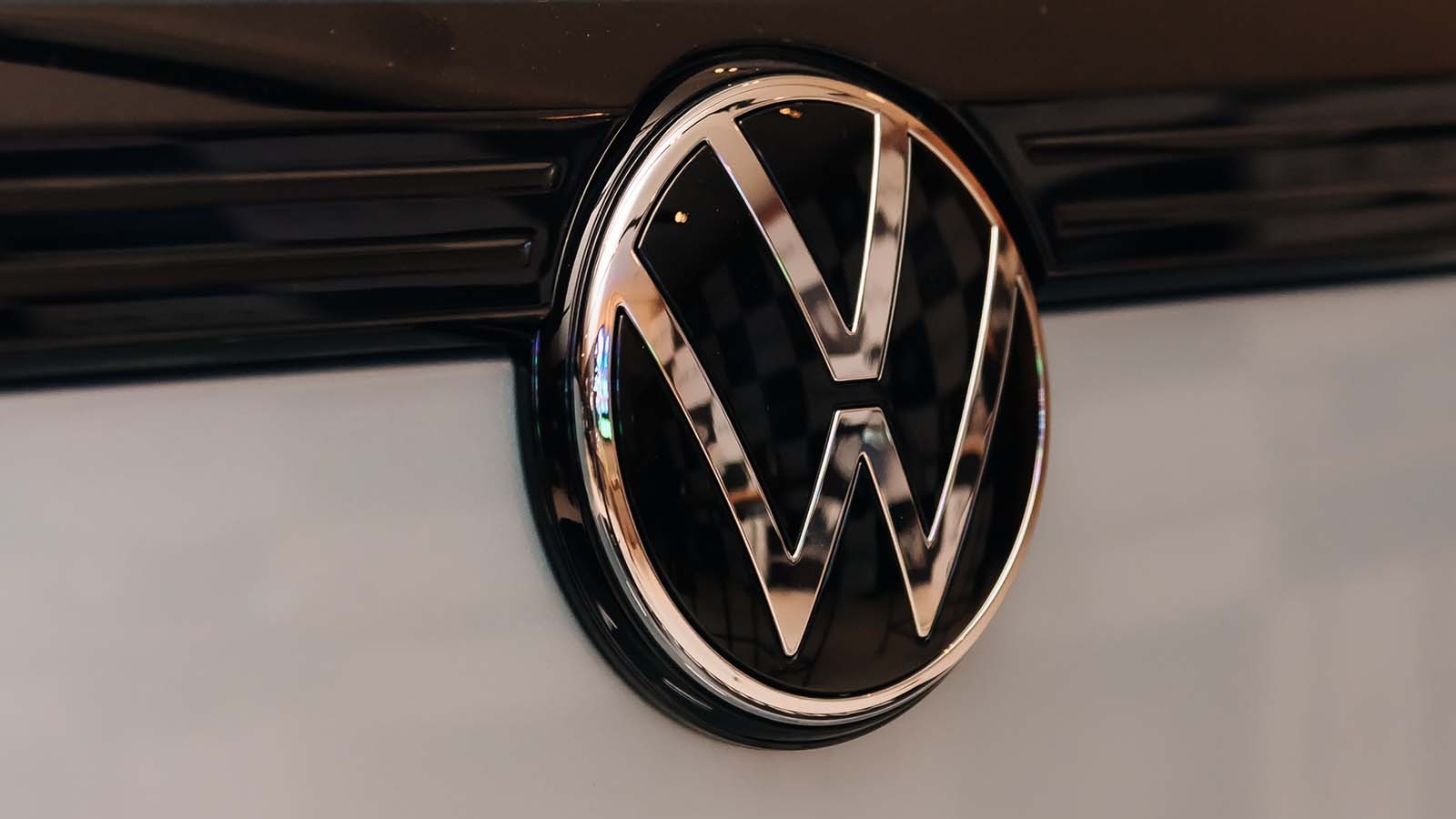 Lucro da Volkswagen cai pela metade impactado por tarifas e dificuldades no mercado chinês