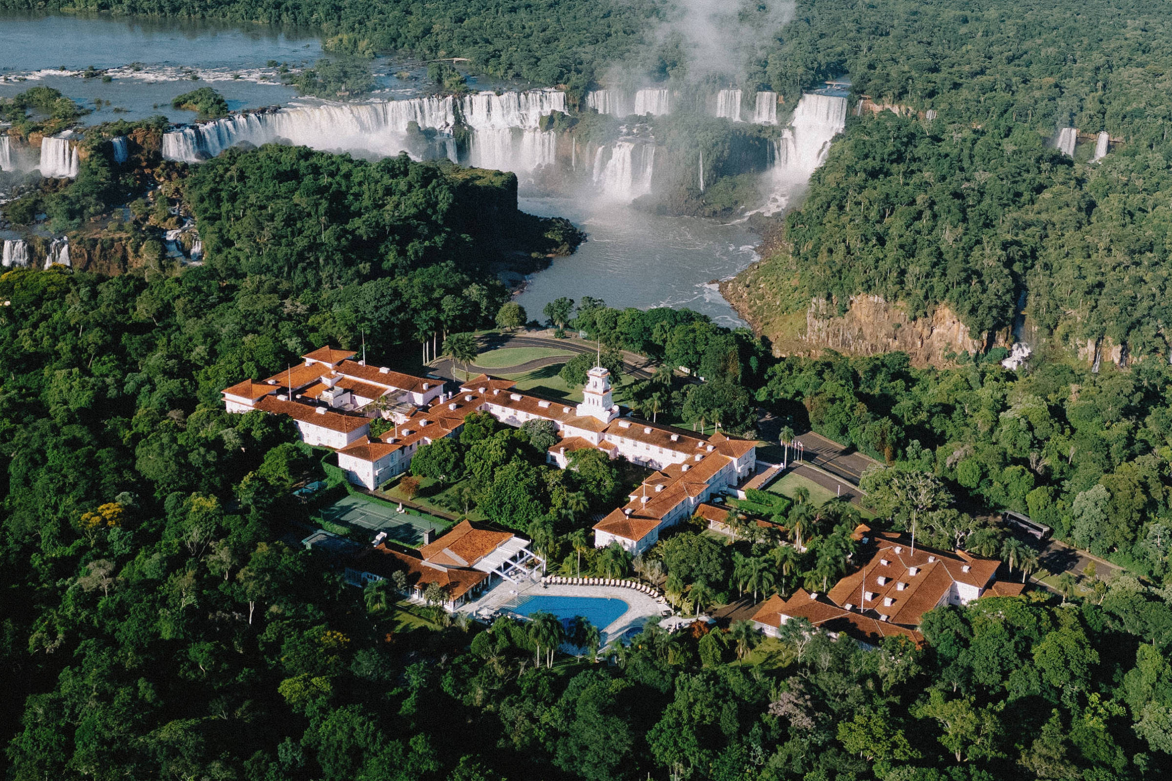 Clássico do luxo, Hotel das Cataratas dá acesso VIP às quedas do Iguaçu