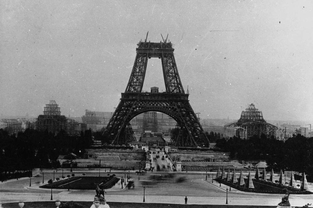 Torre Eiffel completa 137 anos, e IA recria sua construção histórica