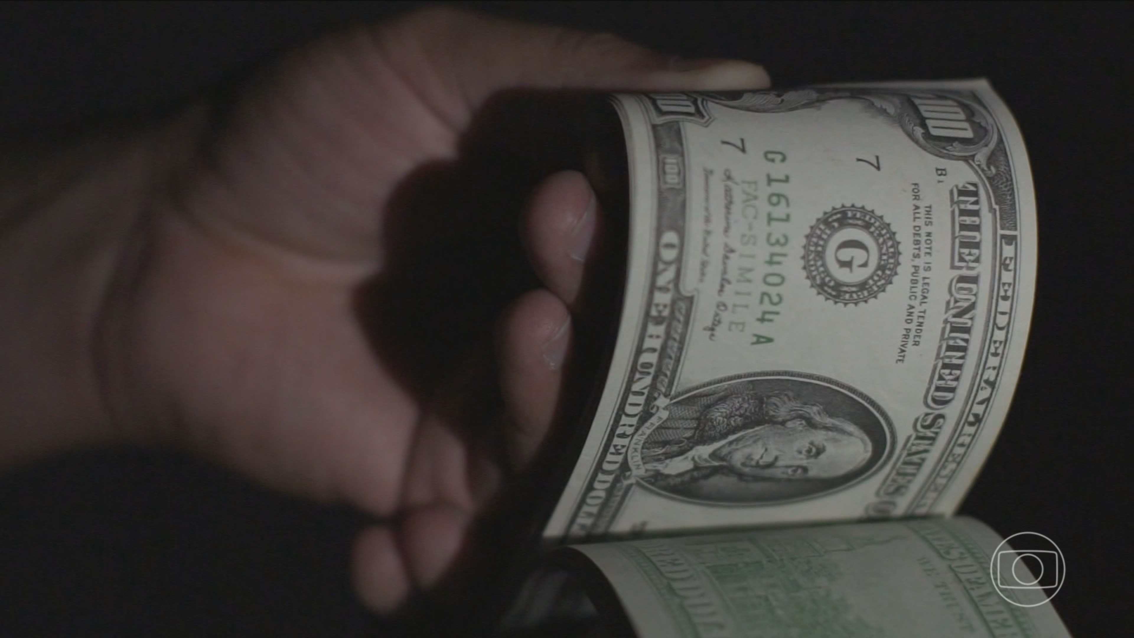 Dólar abre em queda com mercado atento ao ultimato de Trump sobre Ormuz