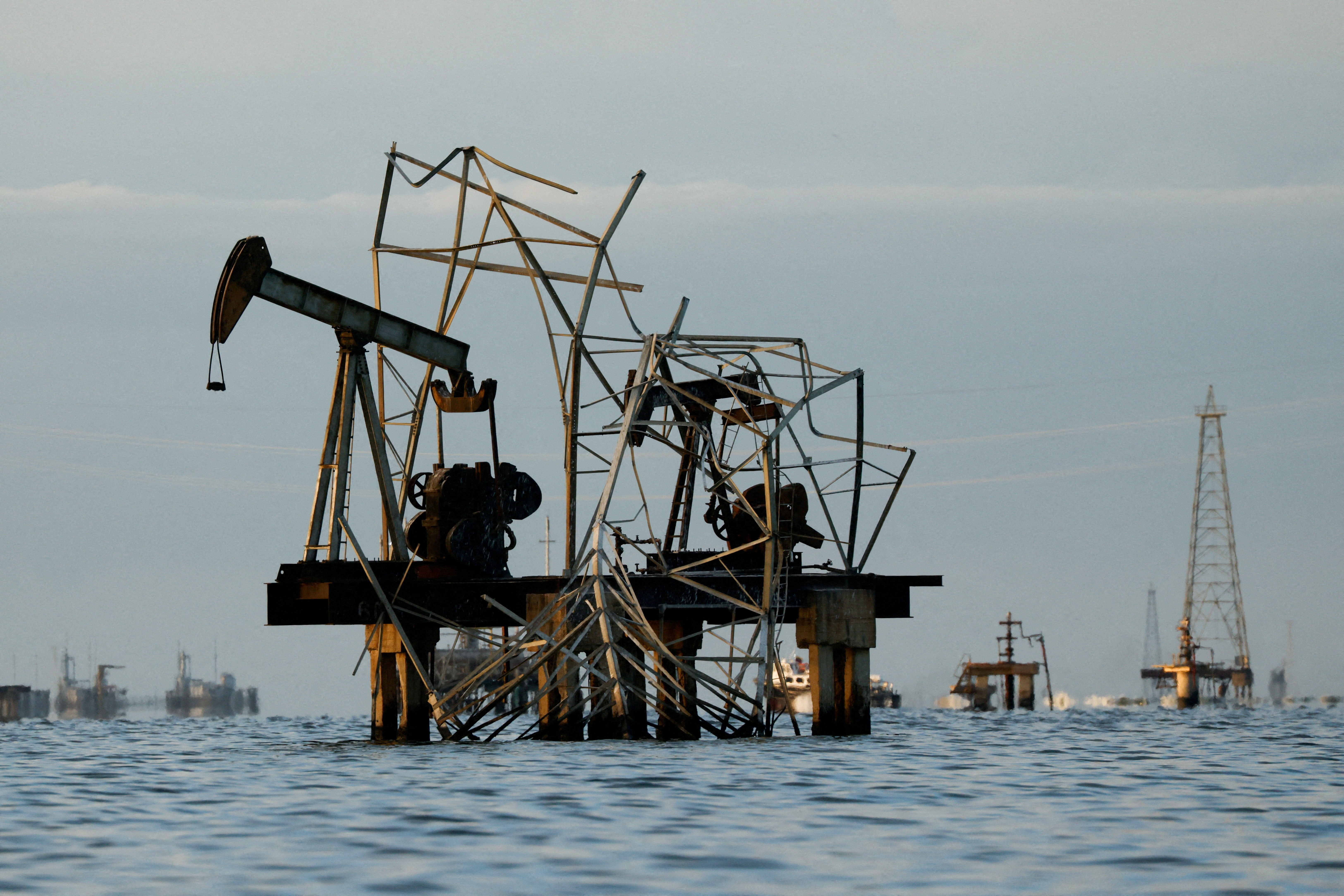 Petróleo segue acima de US$ 110 enquanto bolsas globais têm desempenho misto