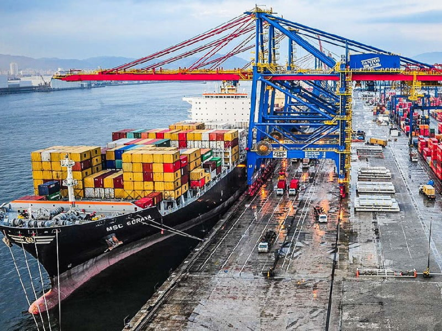 Copa do Mundo gera aumento no transporte de TVs no Porto de Santos