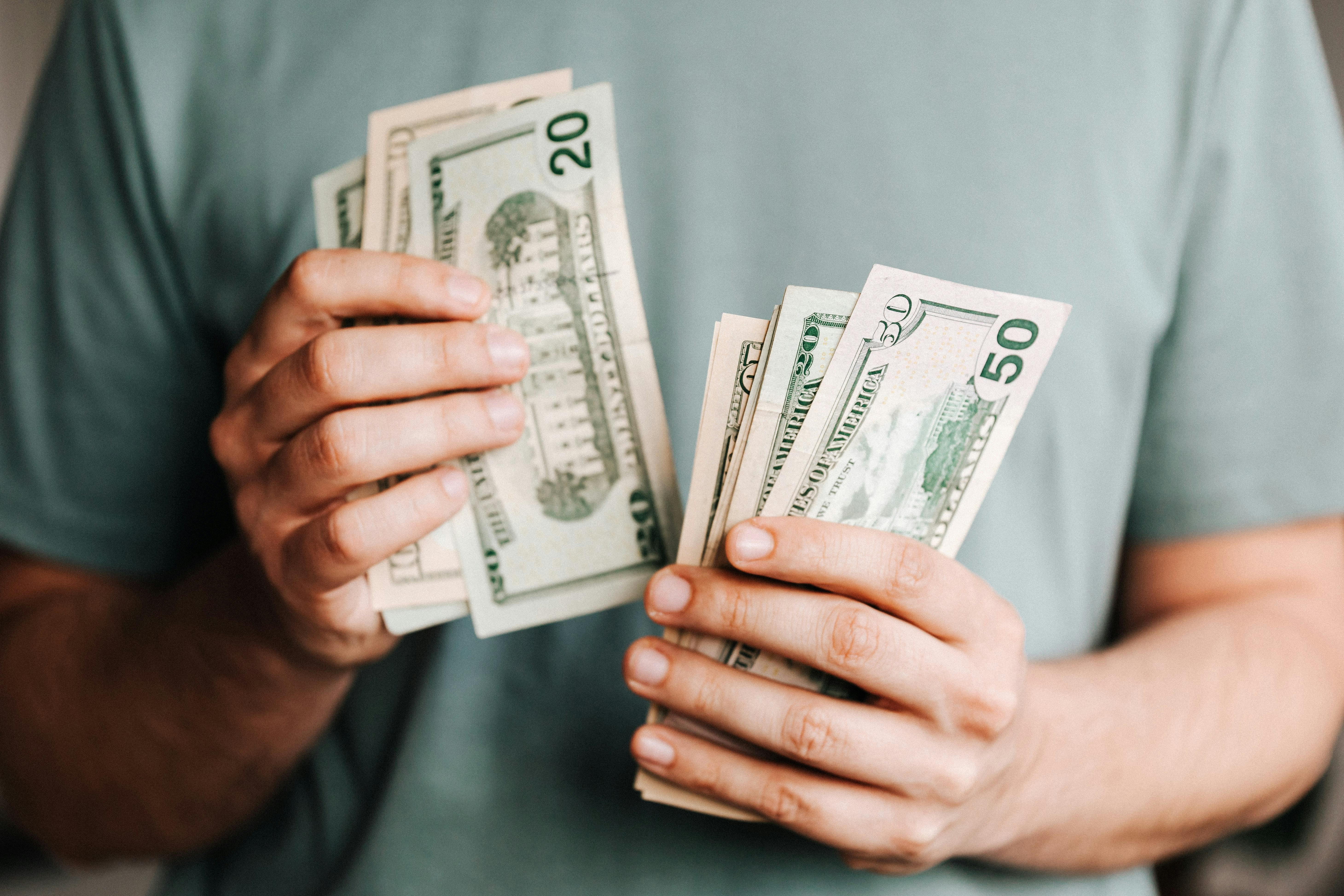 Dólar opera em queda, de olho no exterior e à espera da ata do Copom; Ibovespa  sobe