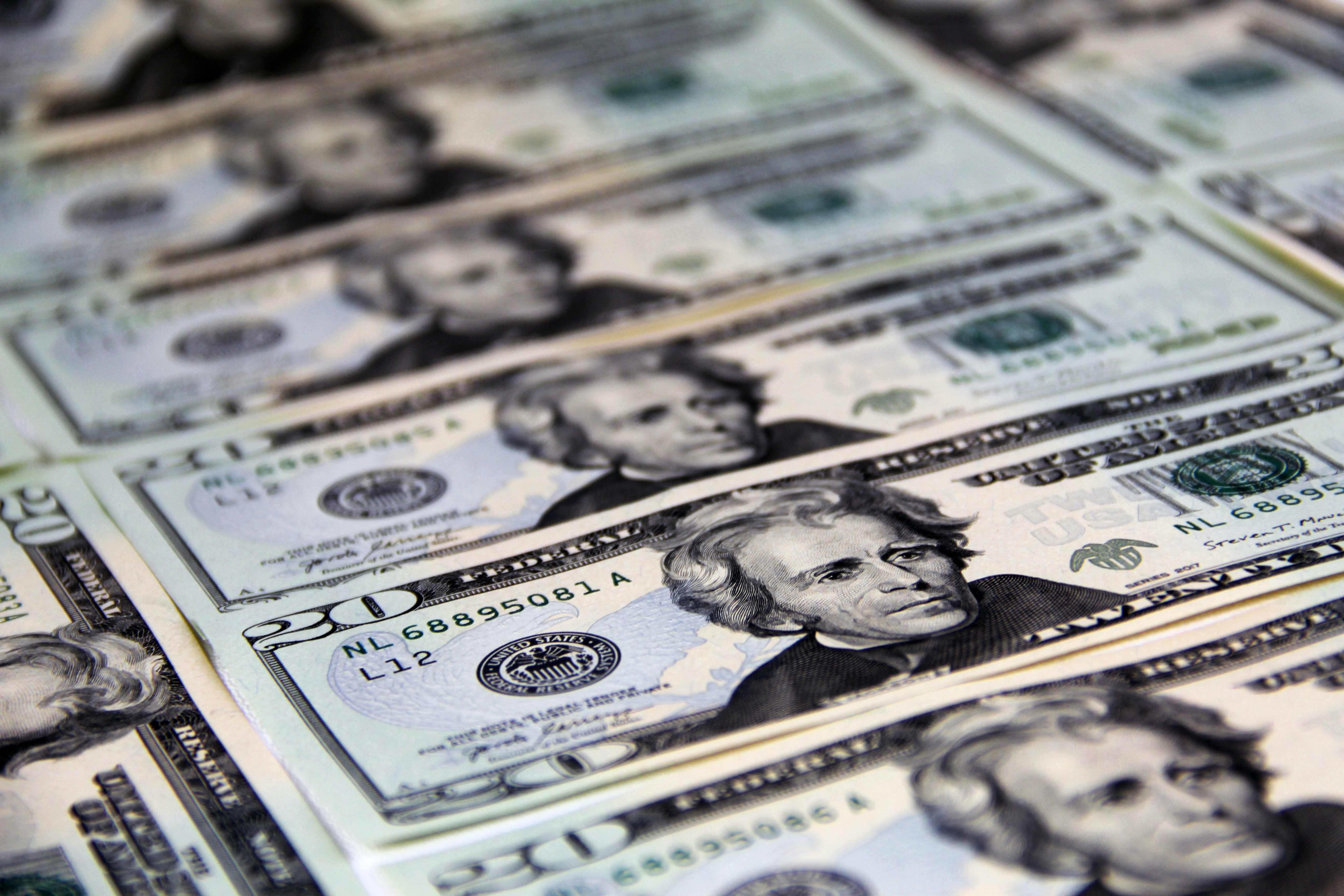 Dólar e Ibovespa operam em alta, com expectativa por negociações entre EUA e Irã