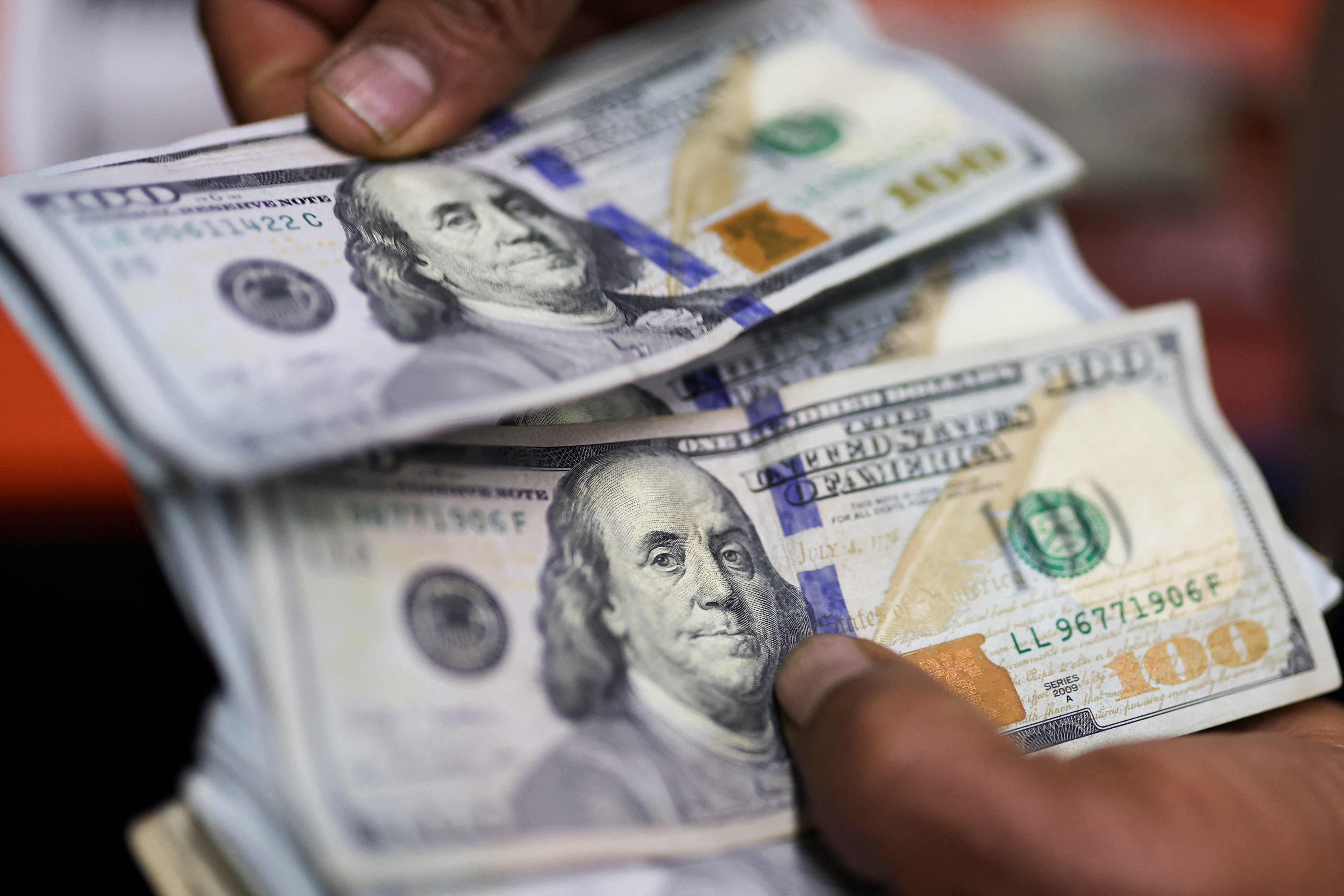 Dólar abre em queda, com foco em nova decisão de juros do Fed