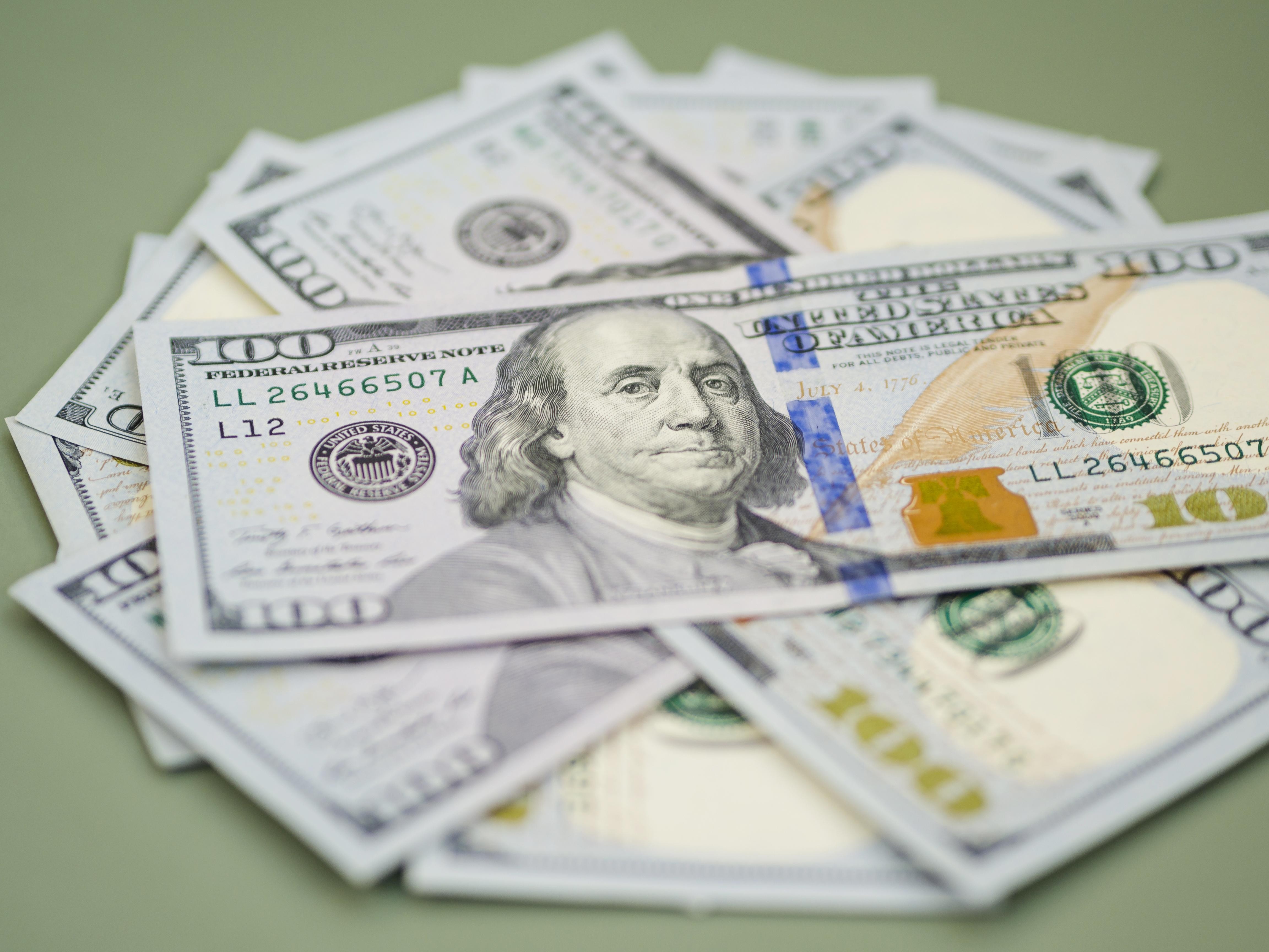 Dólar abre em queda, de olho em dados econômicos e conflito entre EUA e Irã