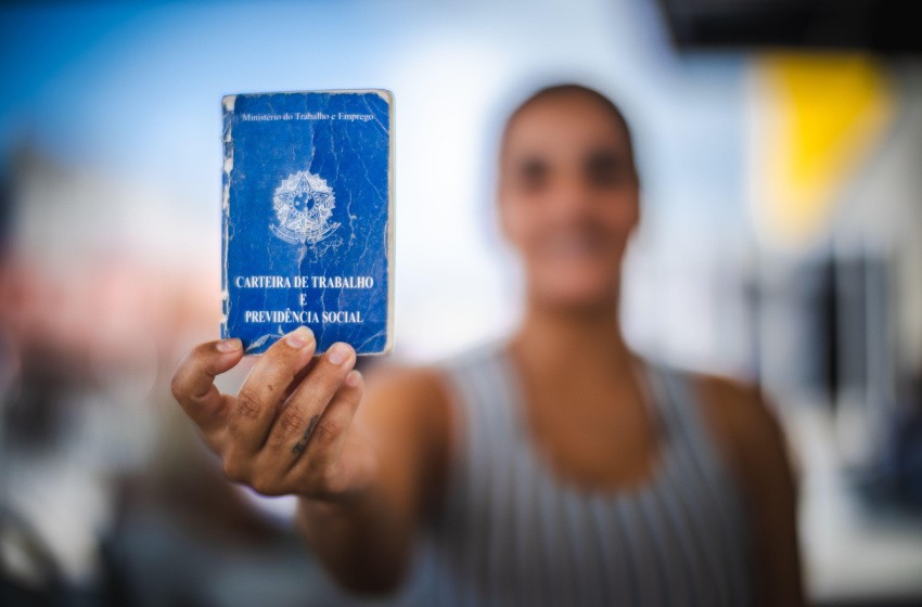 Desemprego fica em 5,4% no trimestre até junho, diz IBGE