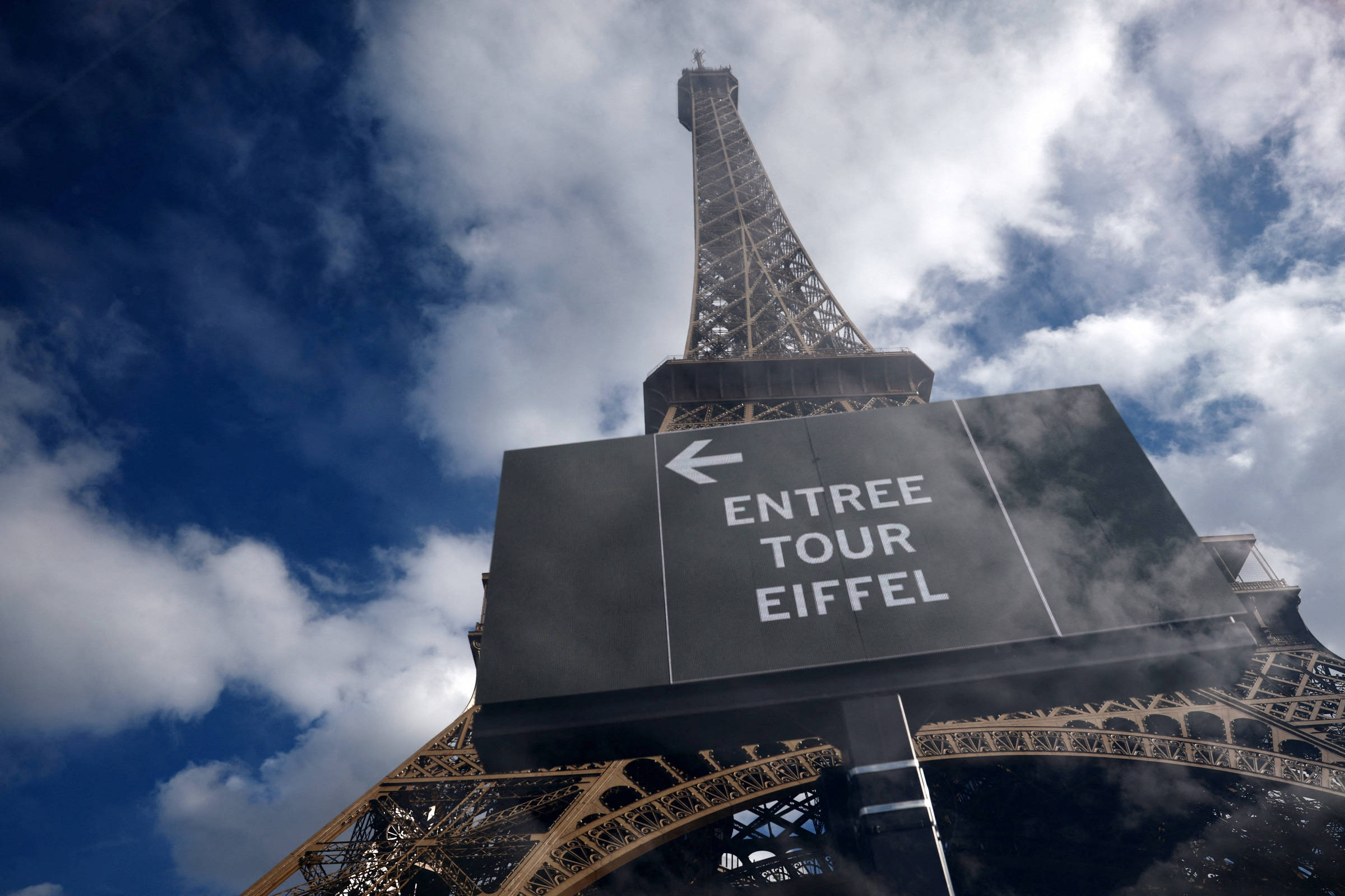 Torre Eiffel fecha em protesto após visitantes hindus pedirem afastamento de funcionárias mulheres