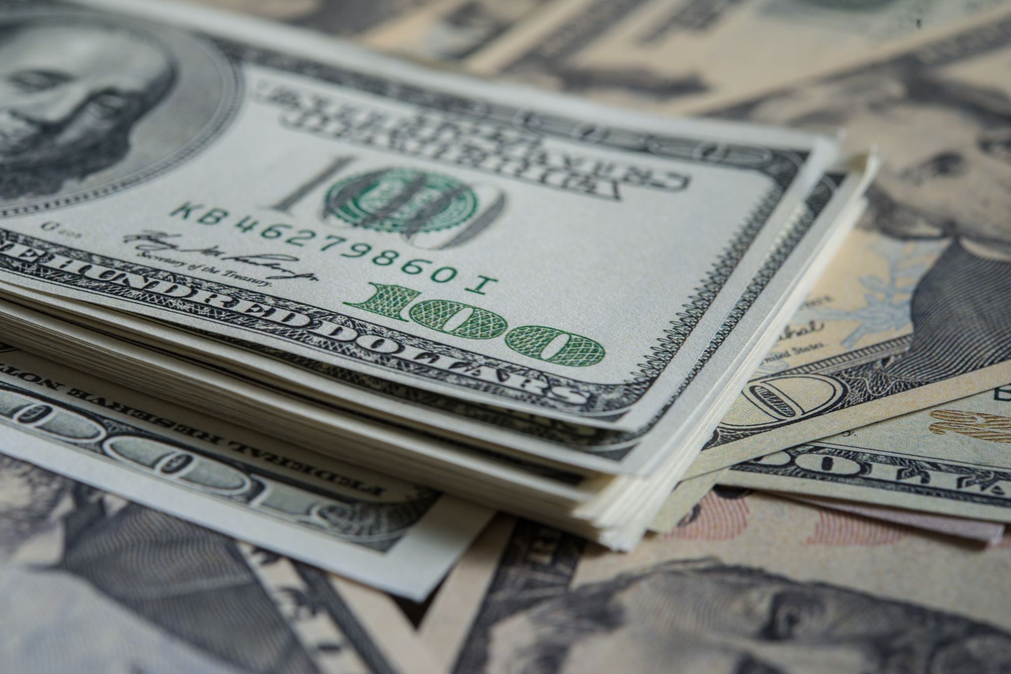 Dólar sobe de olho na dívida pública e em nova pesquisa eleitoral; Ibovespa cai